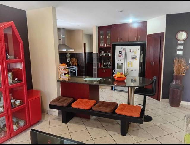 3 BEDROOM TOWNHOUSE FOR SALE IN THATCHFIELD